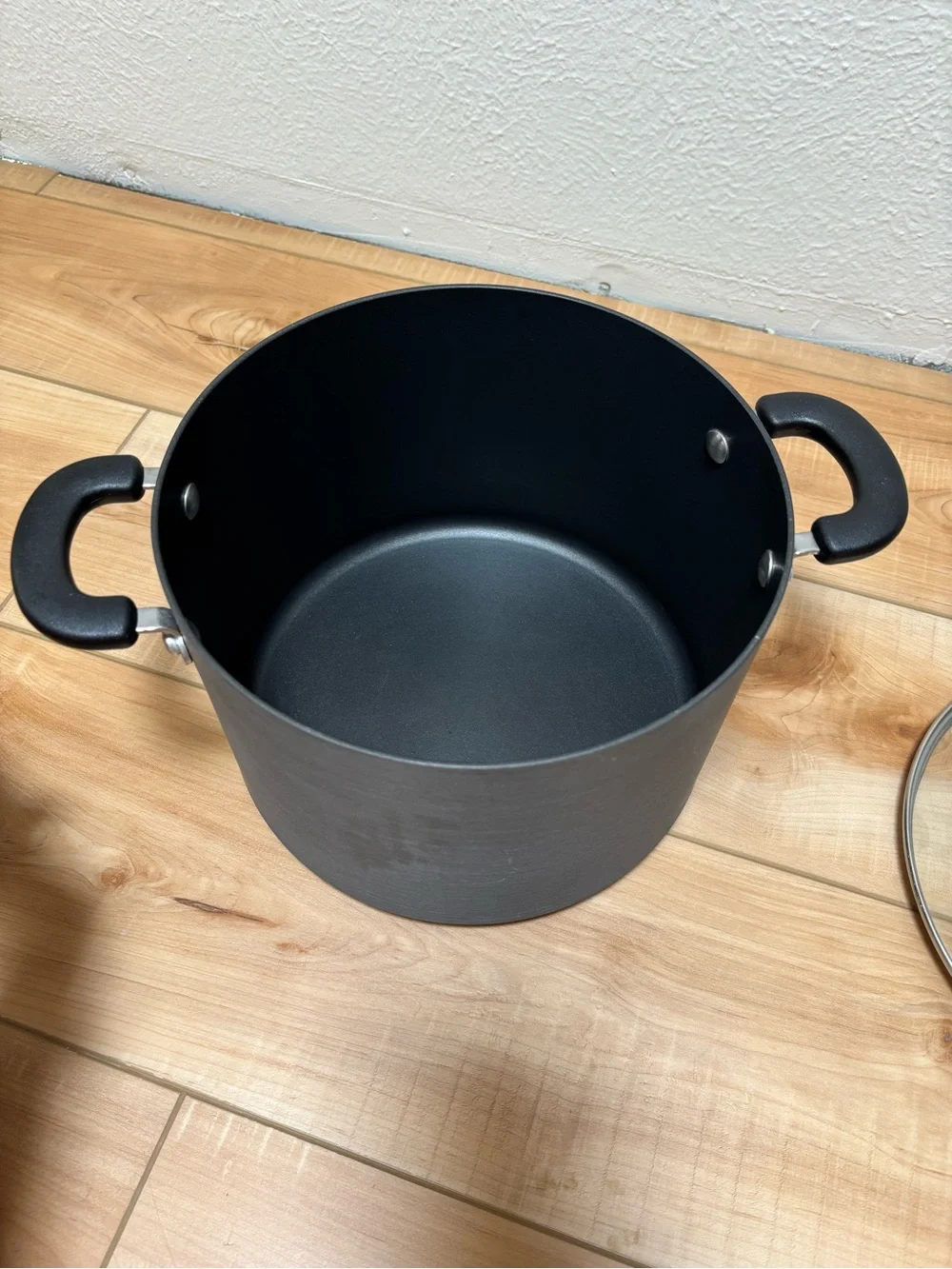 The Pampered Chef Nonstick Stockpot with Glass Lid - Black